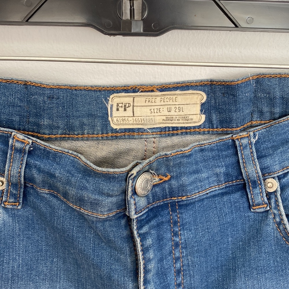 Free People Shark Bite Jeans size 29 L - Picture 3 of 6